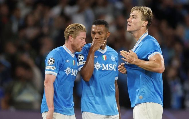 打破小贝纪录，布鲁日前锋福布斯是欧冠对巴萨传射最年轻球员